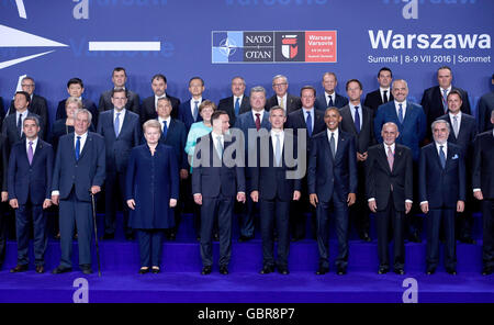 Varsovie, Pologne. 8 juillet, 2016. Les chefs d'états et gouvernements de l'OTAN se sont réunis pour une photo de groupe avant leur première réunion au stade national à Varsovie, Pologne, 8 juillet 2016. PHOTO : RAINER JENSEN/dpa/Alamy Live News Banque D'Images