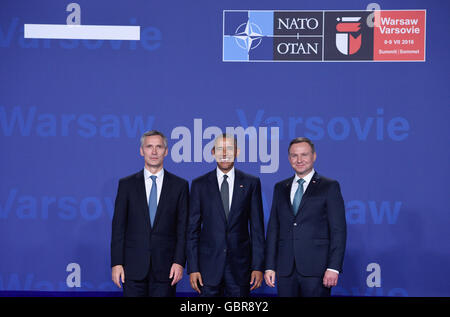 Varsovie, Pologne. 8 juillet, 2016. Président des États-Unis Barack Obama (c), le Secrétaire général de l'Otan, Jens Stoltenberg (l) et président polonais Andrzej Duda posing lors d'une photo de groupe au stade national à Varsovie, Pologne, 8 juillet 2016. Les chefs d'état et de gouvernements de l'Otan à Varsovie entre 8 et 9 juillet 2016. PHOTO : RAINER JENSEN/dpa/Alamy Live News Banque D'Images