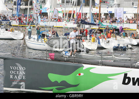 Volvo Ocean Race.Les foules applaudissent sur le yacht Green Dragon de Galway alors qu'elles se mettent en marche pour leur course dans le port dans le cadre de la Volvo Ocean Race. Banque D'Images