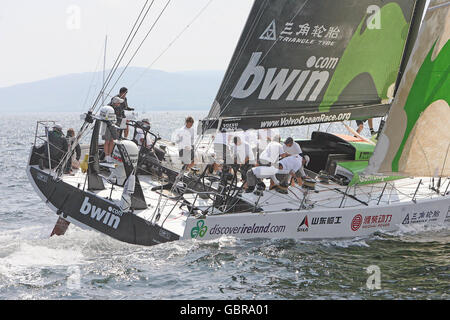 L'équipage de Green Dragon pendant la course dans le port de Galway Bay dans le cadre de la Volvo Ocean Race. Banque D'Images