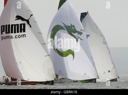 (De gauche à droite) Puma, Green Dragon et Delta Loyde se suivent pendant la course dans le port de Galway Bay dans le cadre de la Volvo Ocean Race. Banque D'Images