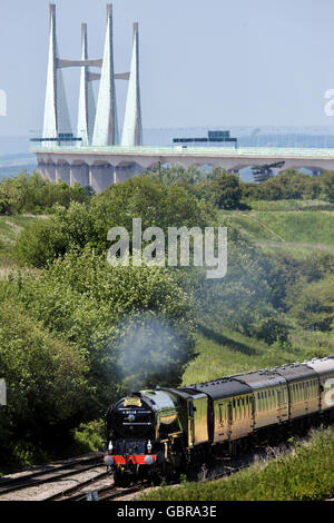 La Peppercorn de classe A1 Pacific 60163 Tornado, la première locomotive à vapeur principale construite en Grande-Bretagne depuis près de 50 ans, se dirige vers Pilning dans le pays de l'Ouest avec le pont Severn en arrière-plan, lors de son voyage depuis le pays de Galles transportant deux trains spéciaux Severn Coast Express. Banque D'Images