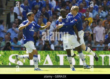 Louis Saha (au centre) d'Everton célèbre après avoir atteint le premier but Avec ses copains Tim Cahill (à gauche) et Tony Hibbert (droite) Banque D'Images