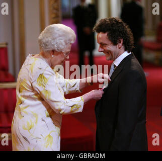 L'acteur Michael Sheen reçoit un OBE de la reine Elizabeth II lors des investitures au palais de Buckingham. Banque D'Images