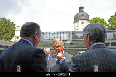 Le Prince de Galles lors d'une visite aux stables de Castlemilk à Glasgow. Banque D'Images