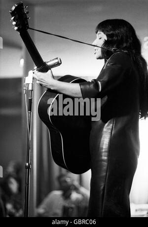 Buffy Sainte-Marie d'effectuer au Club 47 Banque D'Images