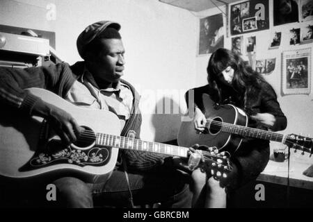 Taj Mahal et Buffy Sainte-Marie pratiquant au Club backstage 47 Banque D'Images