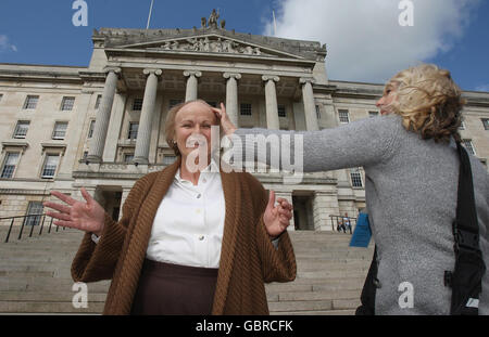 PHOTO. Julie Walters, en tant que Mo Mowlan, ancien secrétaire d'État pour l'Irlande du Nord, pendant le tournage à Stormont pour le drame de Channel 4 'man'. Banque D'Images