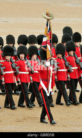 Les gardes irlandais escortent la couleur, pendant le défilé de répétition de Trooping la couleur, sur les gardes à cheval dans le centre de Londres. Banque D'Images