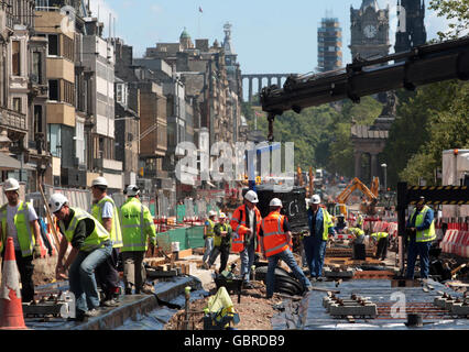 Tramway d'Édimbourg - Princes Street, Édimbourg.Les premiers tronçons du tramway arrivent à Princes Street, Édimbourg. Banque D'Images