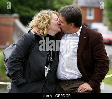 Nick Griffin, le leader du BNP, avec sa femme Jackie à Welshpool le lendemain du succès de son parti aux élections européennes. Banque D'Images