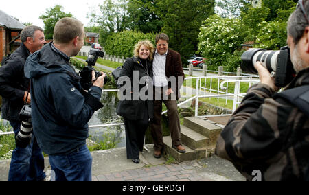 Nick Griffin, le leader du BNP, avec sa femme Jackie à Welshpool le lendemain du succès de son parti aux élections européennes. Banque D'Images