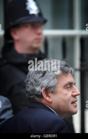 Le premier ministre Gordon Brown quitte le 10 Downing St pour la Chambre des communes où il rencontrera le Parti travailliste parlementaire à Londres. Banque D'Images