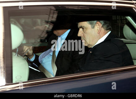 Le premier ministre Gordon Brown quitte le 10 Downing St pour la Chambre des communes où il rencontrera le Parti travailliste parlementaire à Londres. Banque D'Images