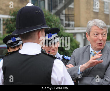 Le secrétaire à l'intérieur, Alan Johnson, à droite, lors d'une rencontre avec des policiers sur le domaine Churchill Gardens à Londres. Banque D'Images