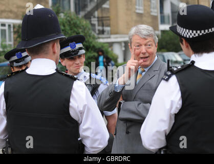 Le secrétaire d'État Alan Johnson, au centre, lors d'une rencontre avec des policiers sur le domaine Churchill Gardens à Londres. Banque D'Images