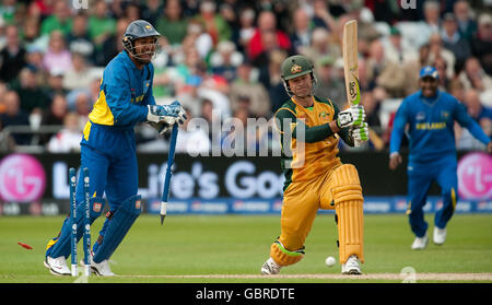 Le Ricky Ponting d'Australie est animé par Ajanta Mendis du Sri Lanka, alors que le capitaine Kumar Sangakkara célèbre derrière les souches lors du match international de la Twenty20 de la CCI à Trent Bridge, à Nottingham. Banque D'Images