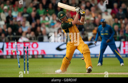 Le Brett Lee d'Australie est animé par Lasith Malinga du Sri Lanka lors du match international du Twenty20 à Trent Bridge, Nottingham. Banque D'Images