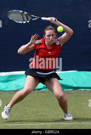 Naomi Cavaday, en Grande-Bretagne, en action contre Stefanie Voegele, en Suisse, au cours du quatrième jour de l'AEGON Classic au Prieuré d'Edgbaston, à Birmingham. Banque D'Images