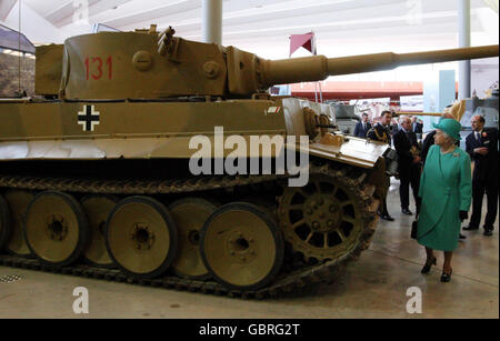 La reine Elizabeth II et le duc d'Édimbourg visitent le Tank Museum à Bovington, Dorset. Banque D'Images