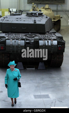 La reine Elizabeth II et le duc d'Édimbourg visitent le Tank Museum à Bovington, Dorset. Banque D'Images