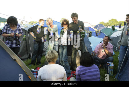 Les festivaliers ont installé un camp à la veille du festival de l'île de Wight. Banque D'Images