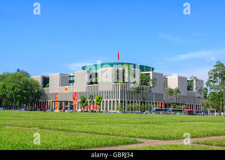 Vue panoramique du nouveau bâtiment de l'Assemblée nationale, était un grand bâtiment, situé sur la place Ba Dinh à travers l'Ho Chi Minh Banque D'Images