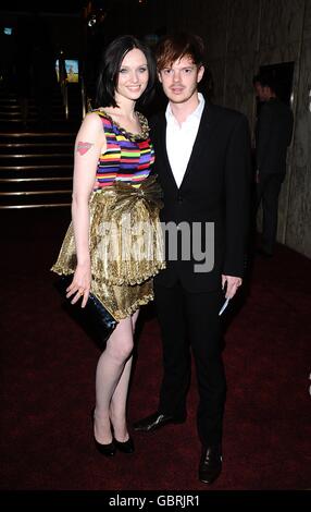 Sophie Ellis Bextor et son mari Richard Jones arrivent pour la première du film britannique « Bruno » à Empire, Leicester Square, Londres Banque D'Images