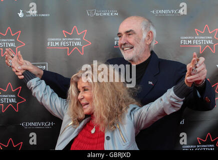 Sir Sean Connery et sa femme Micheline Roquebrune arrivent pour le film de gala d'ouverture du Festival d'Édimbourg, Away We Go, au cinéma Fountain Bridge. Banque D'Images