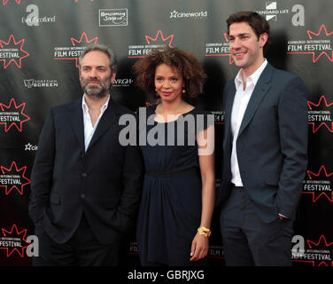 Sam Mendes (à gauche), Carmen Ejogo et John Krasinski arrivent pour le film de gala d'ouverture du Festival d'Édimbourg, Away We Go, au cinéma Fountain Bridge. Banque D'Images