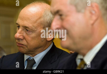 Le musicien Mark Knopfler (à gauche) et le présentateur de radio Paul Gambaccini écoutent le Premier ministre Gordon Brown lors d'une réception pour le mouvement anti-apartheid au No 10 Downing Street, Londres. Banque D'Images