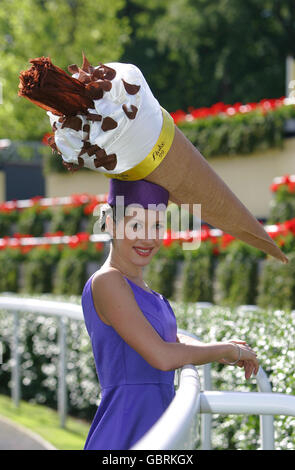 Model Freya Berry pose dans un chapeau Cadbury Flake 99 de 4 pieds, à la Journée des femmes de Royal Ascot. Banque D'Images