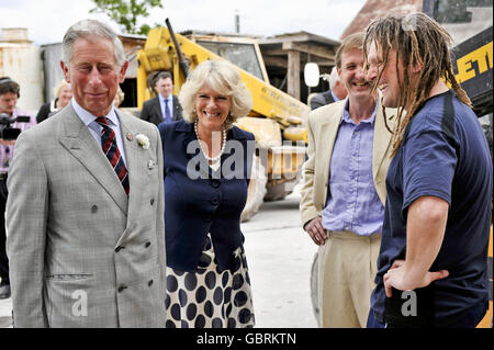 Le prince de Galles et la duchesse de Cornwall rencontrent lance Begem, 40 ans, de Trecastle, lors de leur visite au siège social et centre de formation de Ty Mawr Lime à Llangasty, Brecon, Powys, pays de Galles. Banque D'Images