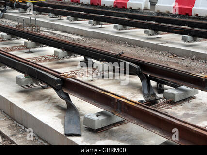 Les employés de tramway cimentent la nouvelle ligne de tramway.Les travailleurs du tram se préparer à cimenter dans la nouvelle ligne de tram en place sur Princes Street à Édimbourg. Banque D'Images