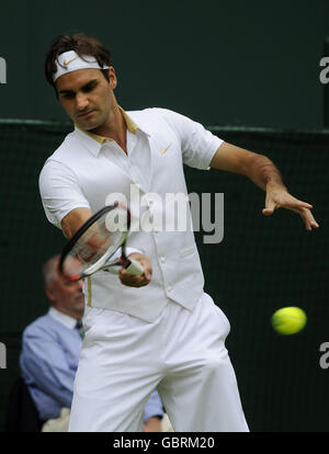 Roger Federer de Suisse se réchauffe lors des championnats de Wimbledon 2009 au All England Lawn tennis and Croquet Club, Wimbledon, Londres. Banque D'Images