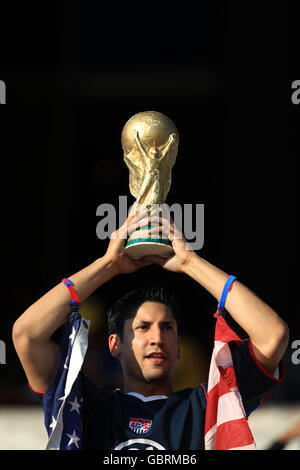 Football - coupe des Confédérations 2009 - Groupe B - Etats-Unis / Brésil - Loftus Versfeld. Un fan des États-Unis a remporté le trophée de la coupe du monde Banque D'Images