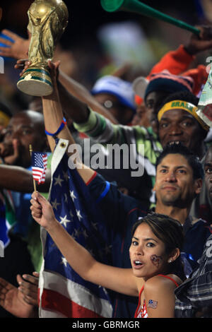 Football - coupe des Confédérations 2009 - Groupe B - Etats-Unis / Brésil - Loftus Versfeld. Les fans des États-Unis ont remporté le trophée de la coupe du monde Banque D'Images