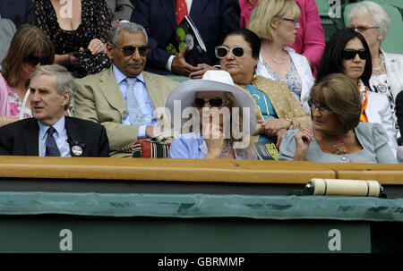 HRH la princesse Michael de Kent et Lady Annabelle Goldsmith montres de la Royal Box sur le court du Centre pendant les Championnats de Wimbledon 2009 au All England Lawn tennis and Croquet Club, Wimbledon, Londres. Banque D'Images