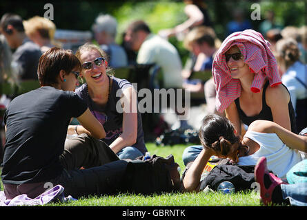 Aujourd'hui, les gens se baignent au soleil sur le St. Stephen's Green à Dublin alors que les températures grimpent. Banque D'Images