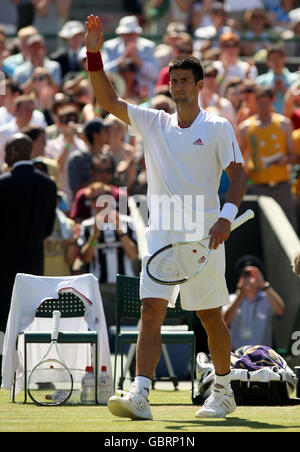 Le Novak Djokovic de Serbie reconnaît la foule après avoir battu Simon Greul d'Allemagne aux championnats de Wimbledon 2009 au All England Lawn tennis and Croquet Club, Wimbledon, Londres. Banque D'Images