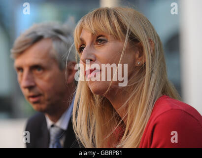 Alan et Maryon Stewart parents de Hester dont la mort a été liée au GBL « drogue du parti », devant le Home Office à Londres aujourd'hui après avoir rencontré le ministre de l'intérieur Alan Johnson pour discuter de l'interdiction de la drogue au Royaume-Uni. Banque D'Images