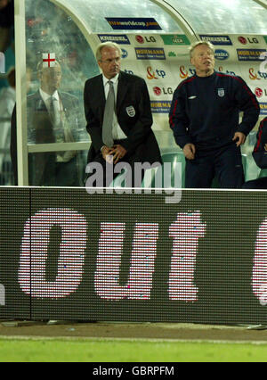 Sven Goran Eriksson, directeur de l'Angleterre, observe son équipe en action Contre la Pologne avec l'entraîneur Sammy Lee Banque D'Images