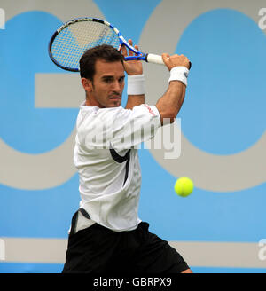 Tennis - Championnats AEGON - deuxième jour - le Queen's Club.Alberto Martin d'Espagne en action contre Ernests Gulbis de Lettonie Banque D'Images