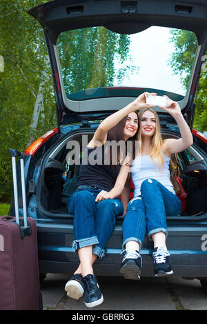 Deux jeunes filles posant dans... Banque D'Images