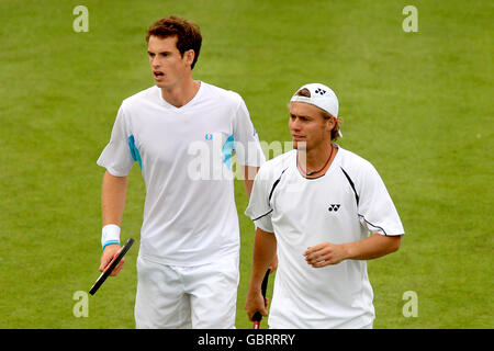 Andy Murray (à gauche) de la Grande-Bretagne avec son double partenaire, l'Australie Lleytonewitt pendant il double match contre les USA Andy Roddick et RAM Rajeev Banque D'Images