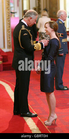 Le cycliste médaillé olympique Victoria Pendleton reçoit son MBE du Prince de Galles lors de la cérémonie d'investiture à Buckingham Palace. Banque D'Images