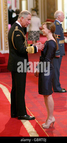 Le cycliste médaillé olympique Victoria Pendleton reçoit son MBE du Prince de Galles lors de la cérémonie d'investiture à Buckingham Palace. Banque D'Images