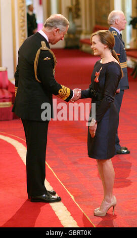 Le cycliste médaillé olympique Victoria Pendleton reçoit son MBE du Prince de Galles lors de la cérémonie d'investiture à Buckingham Palace. Banque D'Images