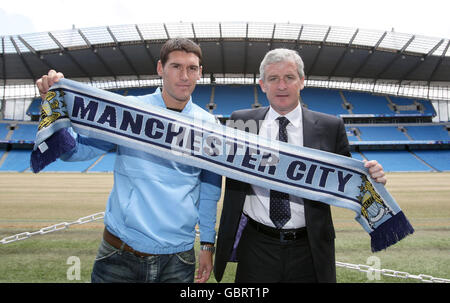 La nouvelle signature de Manchester City Gareth Barry avec le directeur Mark Hughes (à droite) lors d'une conférence de presse au City of Manchester Stadium, Manchester. Banque D'Images