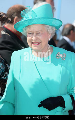 La reine Elizabeth II visite l'Académie nationale de voile de Weymouth dans le port de Weymouth, où la fête royale a vu les installations olympiques utilisées par les athlètes olympiques et la communauté locale. Banque D'Images